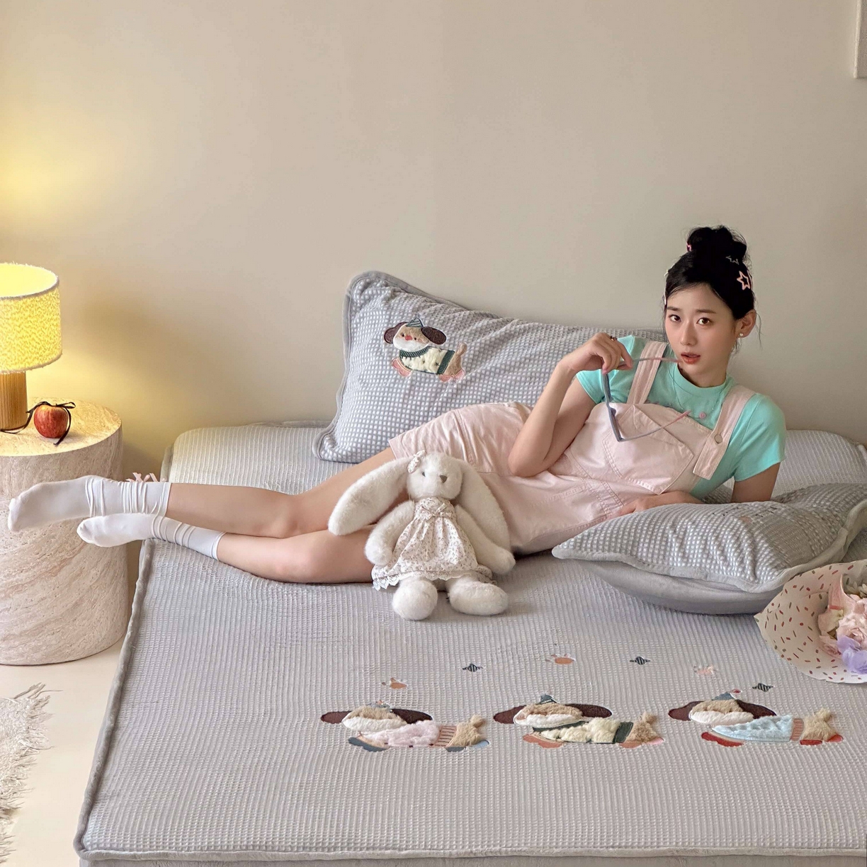 91家纺网 家纺一手货源 找家纺 Sweet dreams甜梦 2025新款华夫格绒兔毛贴布床笠三件套 三只小狗灰