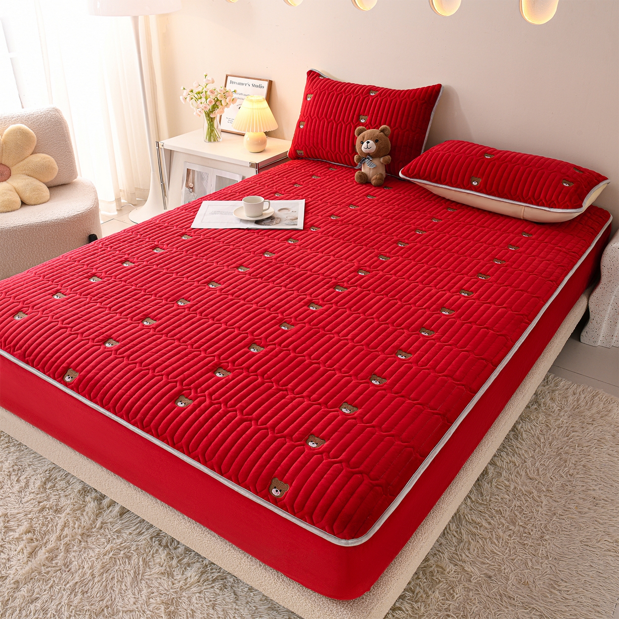 91家纺网 家纺一手货源 找家纺 推推家纺 2025新款刺绣夹棉宝宝绒床笠牛奶绒床垫保护套 三色熊-酒红