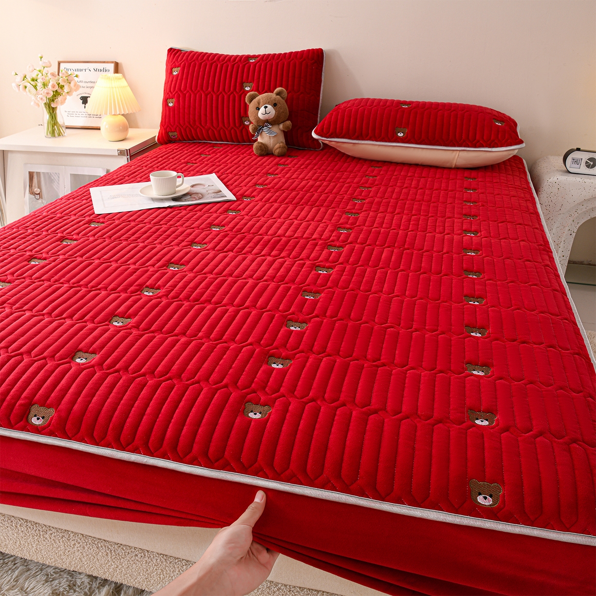 91家纺网 家纺一手货源 找家纺 推推家纺 2025新款刺绣夹棉宝宝绒床笠牛奶绒床垫保护套 三色熊-酒红