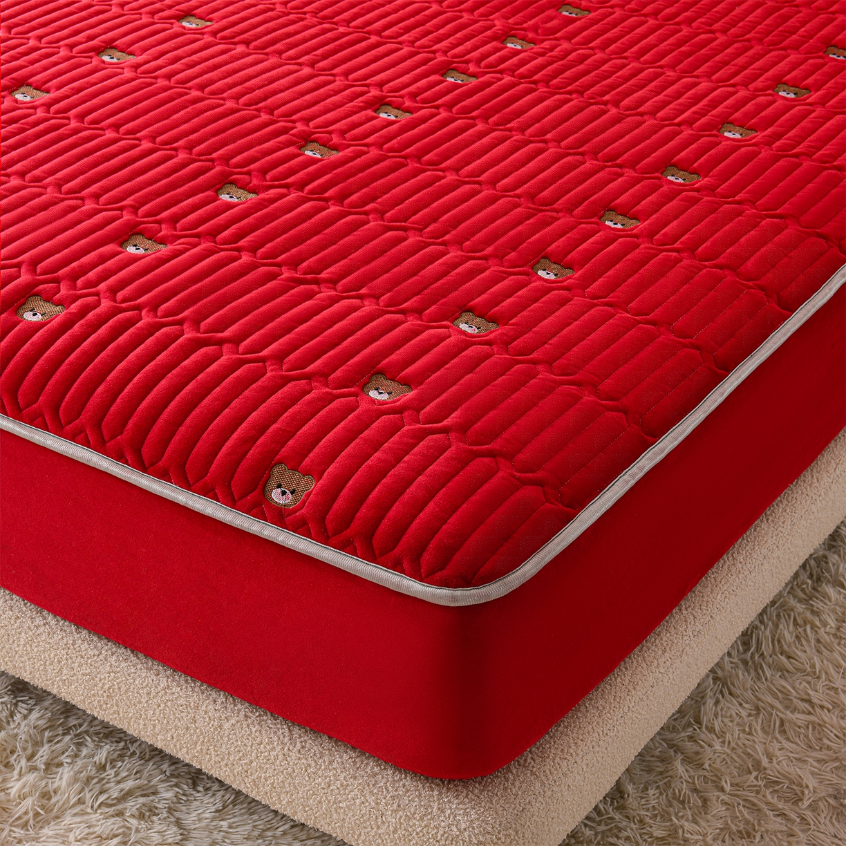 91家纺网 家纺一手货源 找家纺 推推家纺 2025新款刺绣夹棉宝宝绒床笠牛奶绒床垫保护套 三色熊-酒红