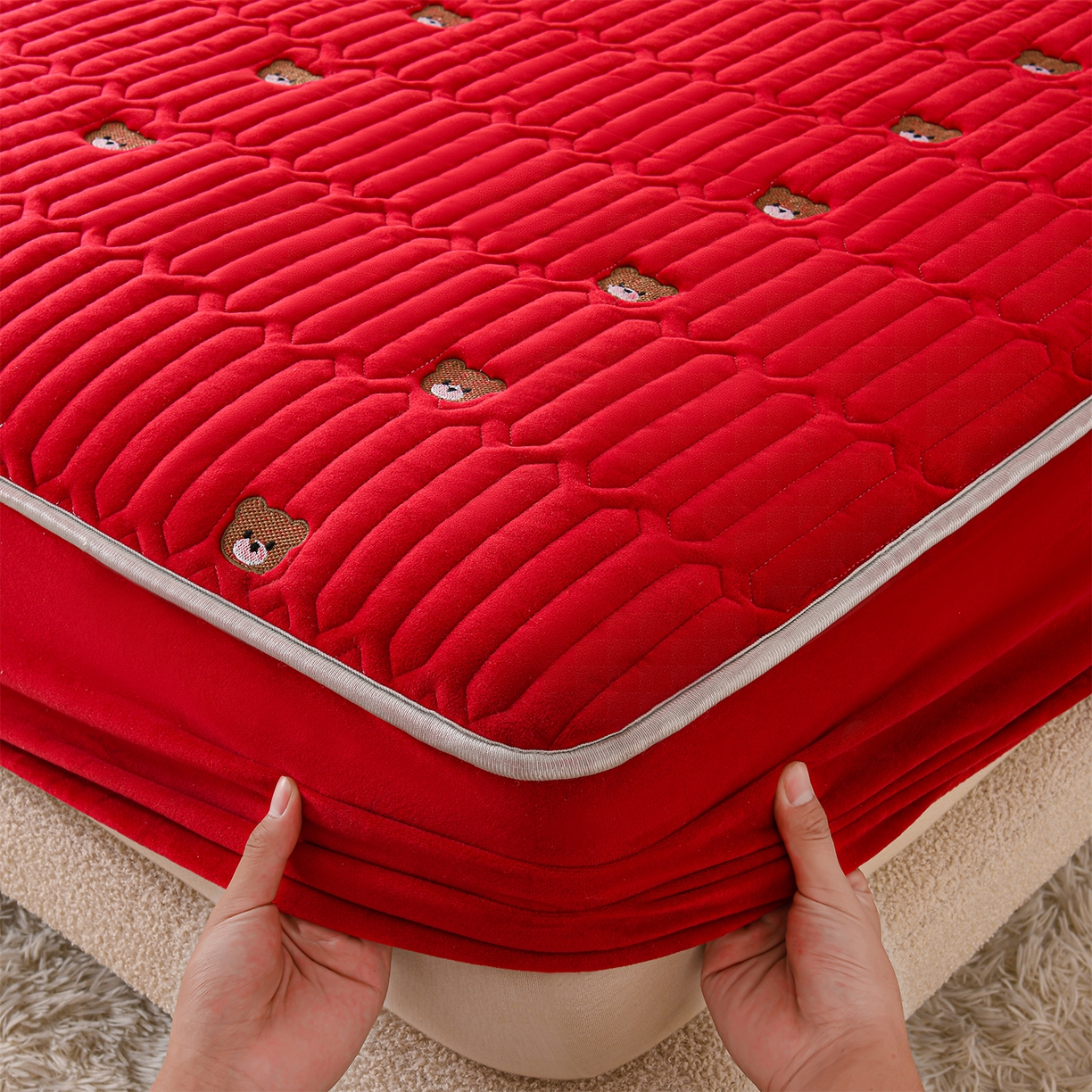 91家纺网 家纺一手货源 找家纺 推推家纺 2025新款刺绣夹棉宝宝绒床笠牛奶绒床垫保护套 三色熊-酒红