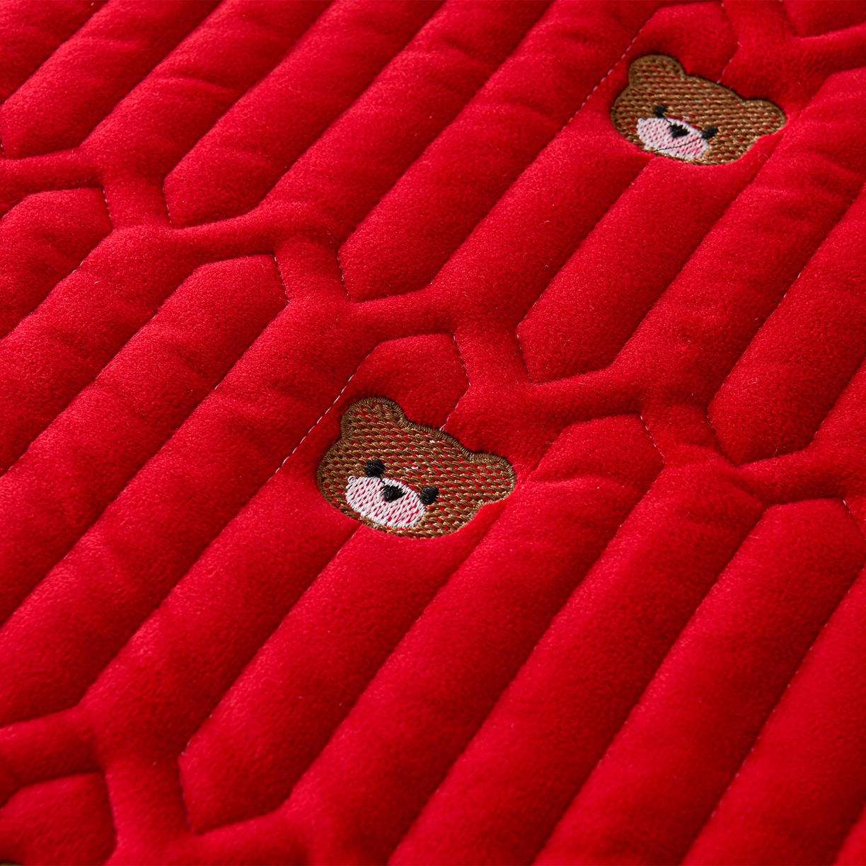 91家纺网 家纺一手货源 找家纺 推推家纺 2025新款刺绣夹棉宝宝绒床笠牛奶绒床垫保护套 三色熊-酒红