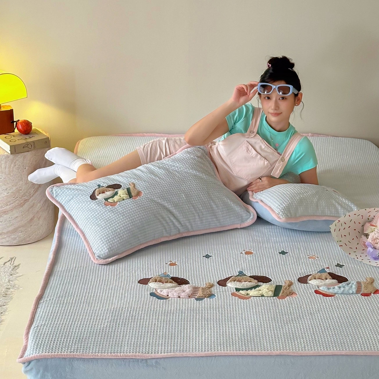 91家纺网 家纺一手货源 找家纺 Sweet dreams甜梦 2025新款华夫格绒兔毛贴布床笠三件套 三只小狗蓝