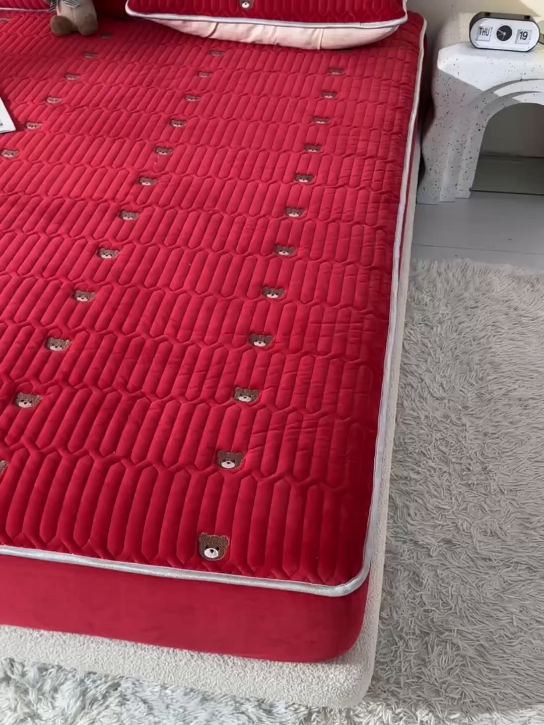 91家纺网 家纺一手货源 找家纺 推推家纺 2025新款刺绣夹棉宝宝绒床笠牛奶绒床垫保护套 三色熊-酒红
