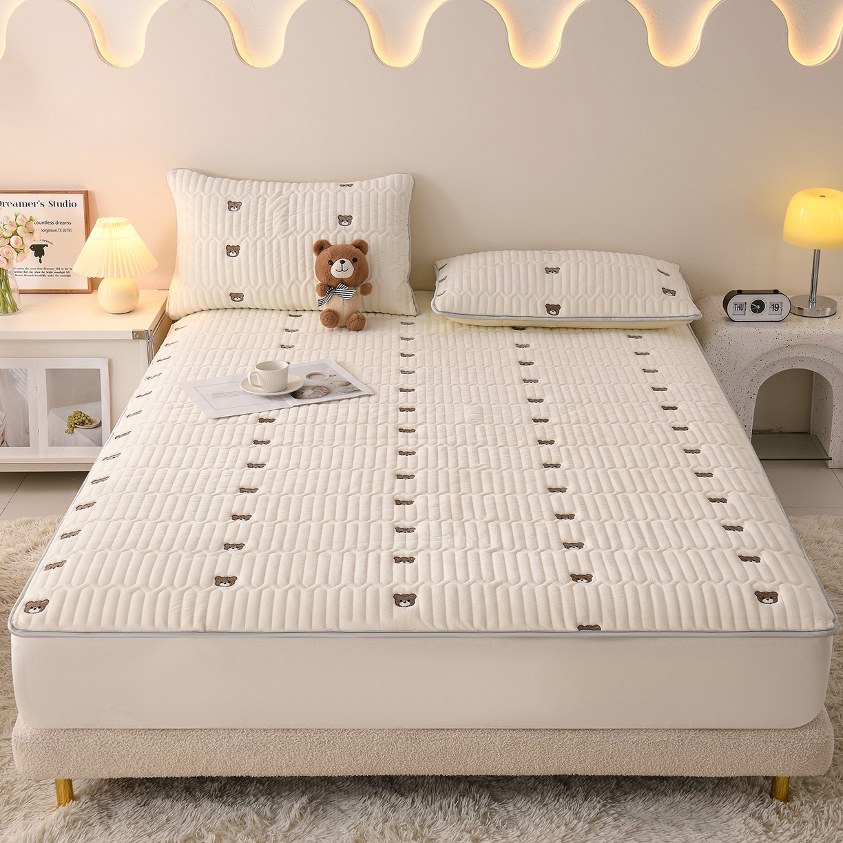 91家纺网 家纺一手货源 找家纺 推推家纺 2025新款刺绣夹棉宝宝绒床笠牛奶绒床垫保护套 三色熊-米白