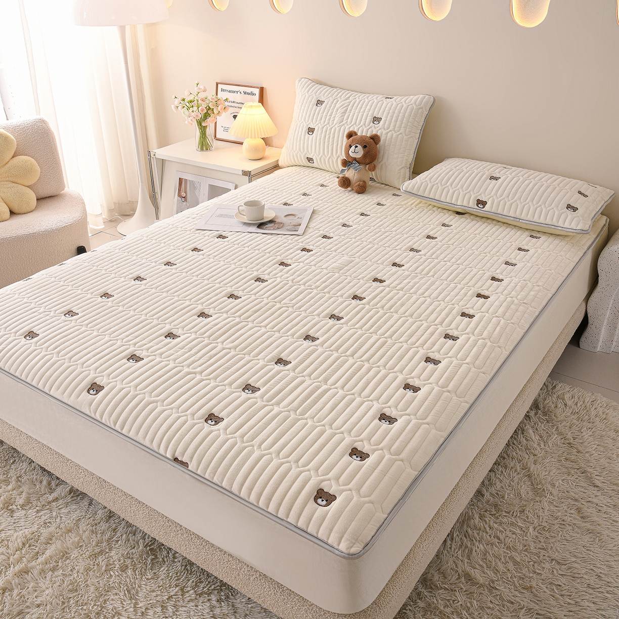 91家纺网 家纺一手货源 找家纺 推推家纺 2025新款刺绣夹棉宝宝绒床笠牛奶绒床垫保护套 三色熊-米白