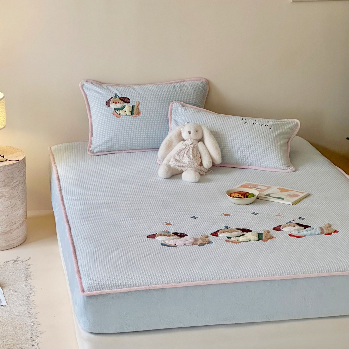 91家纺网 家纺一手货源 找家纺 Sweet dreams甜梦 2025新款华夫格绒兔毛贴布床笠三件套 三只小狗蓝