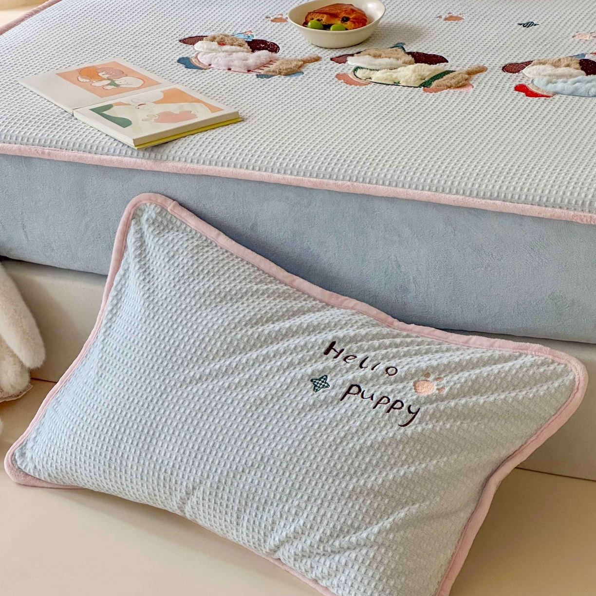 91家纺网 家纺一手货源 找家纺 Sweet dreams甜梦 2025新款华夫格绒兔毛贴布床笠三件套 三只小狗蓝