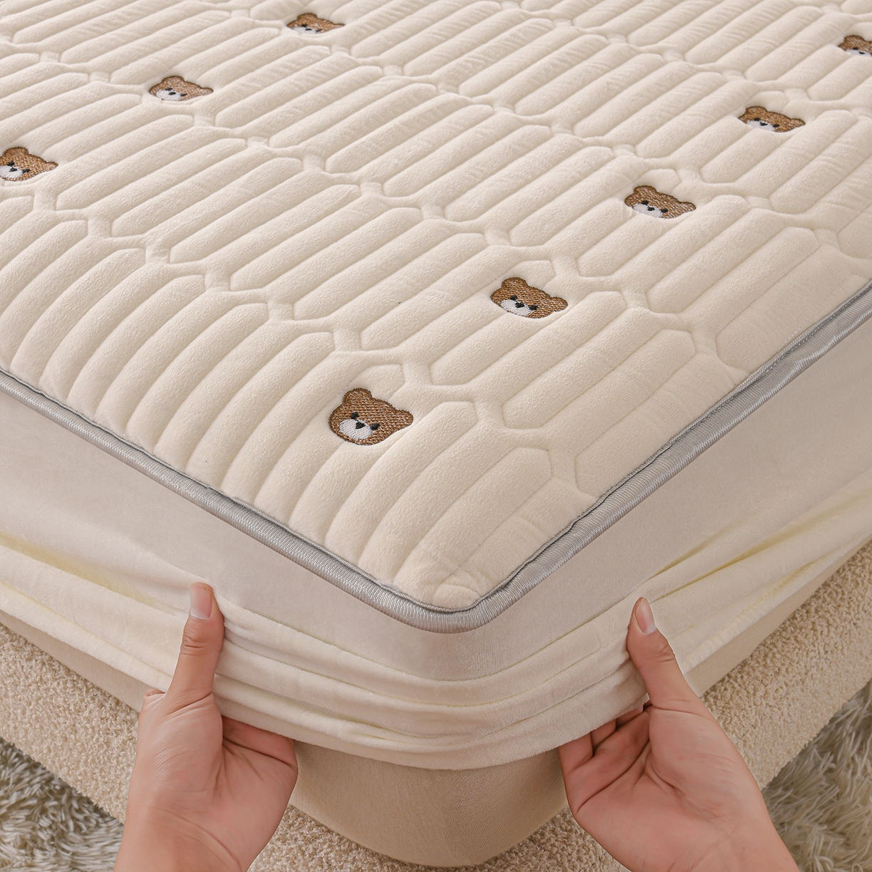 91家纺网 家纺一手货源 找家纺 推推家纺 2025新款刺绣夹棉宝宝绒床笠牛奶绒床垫保护套 三色熊-米白