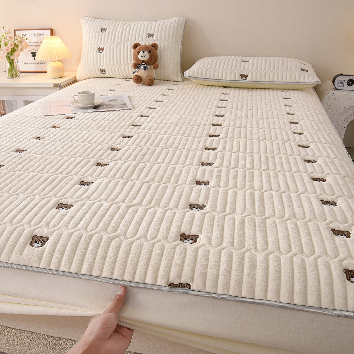 91家纺网 家纺一手货源 找家纺 推推家纺 2025新款刺绣夹棉宝宝绒床笠牛奶绒床垫保护套 三色熊-米白