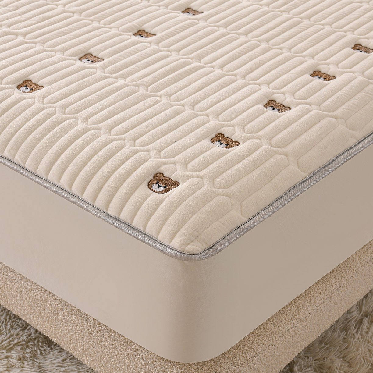 91家纺网 家纺一手货源 找家纺 推推家纺 2025新款刺绣夹棉宝宝绒床笠牛奶绒床垫保护套 三色熊-米白