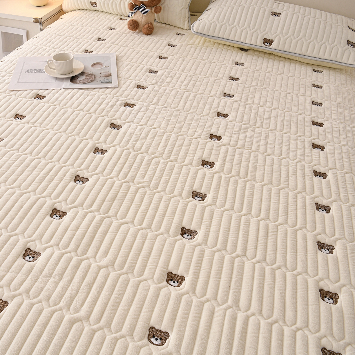 91家纺网 家纺一手货源 找家纺 推推家纺 2025新款刺绣夹棉宝宝绒床笠牛奶绒床垫保护套 三色熊-米白