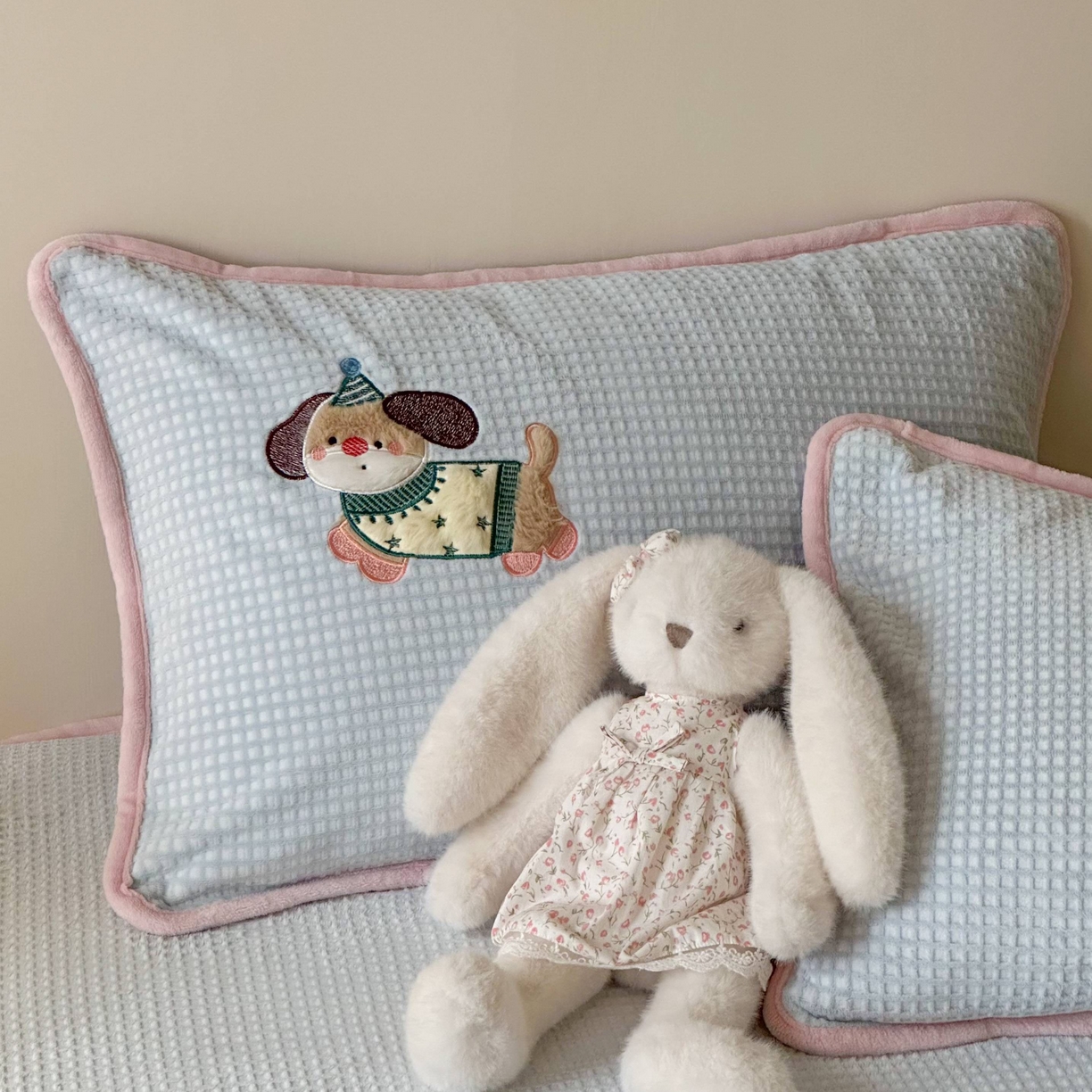 91家纺网 家纺一手货源 找家纺 Sweet dreams甜梦 2025新款华夫格绒兔毛贴布床笠三件套 三只小狗蓝