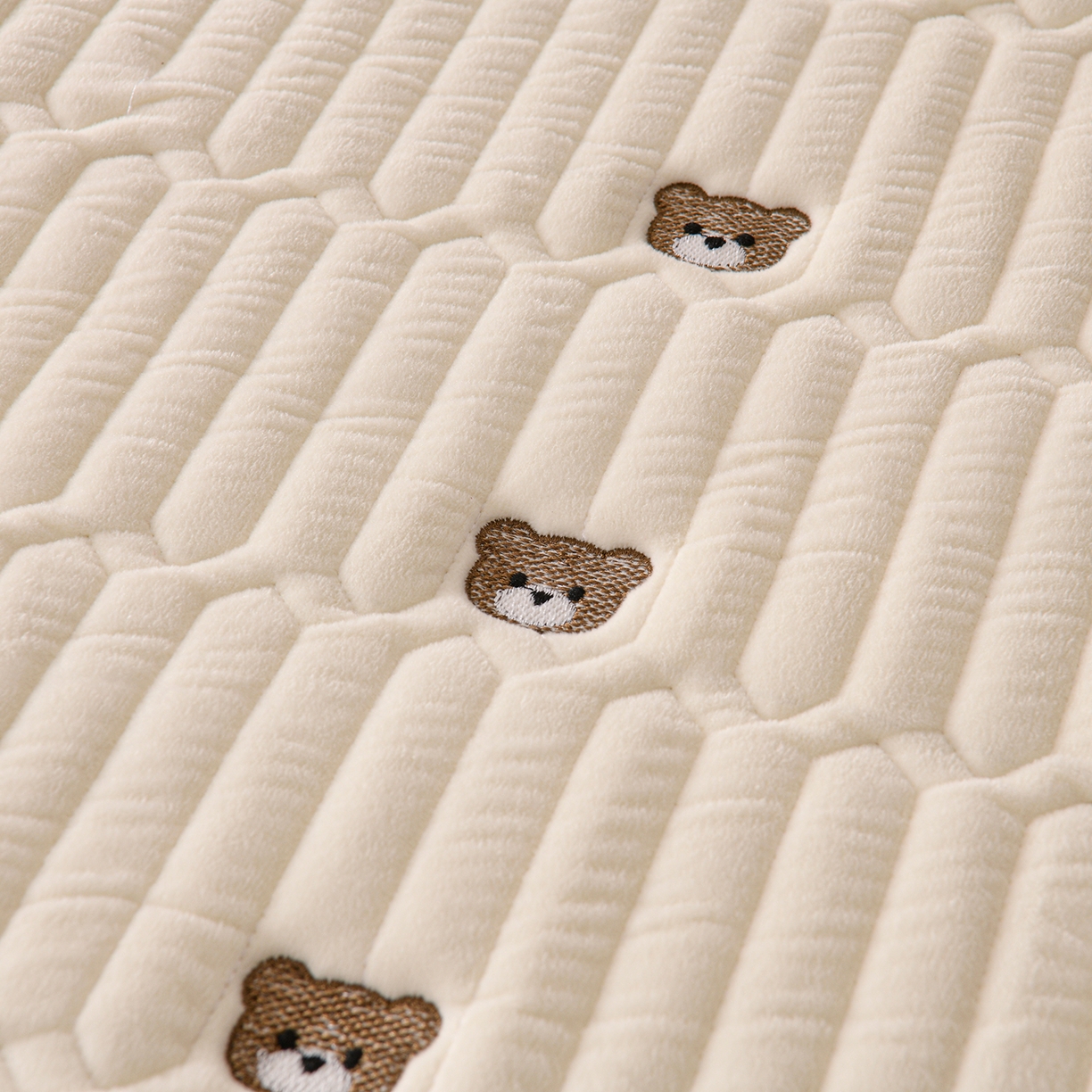 91家纺网 家纺一手货源 找家纺 推推家纺 2025新款刺绣夹棉宝宝绒床笠牛奶绒床垫保护套 三色熊-米白