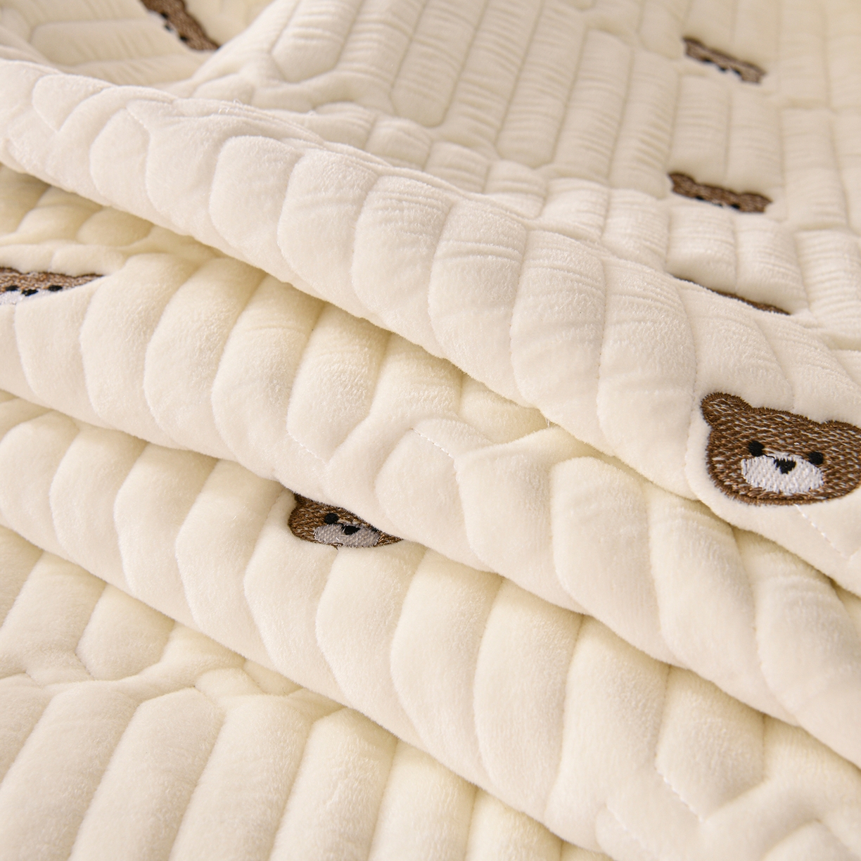 91家纺网 家纺一手货源 找家纺 推推家纺 2025新款刺绣夹棉宝宝绒床笠牛奶绒床垫保护套 三色熊-米白