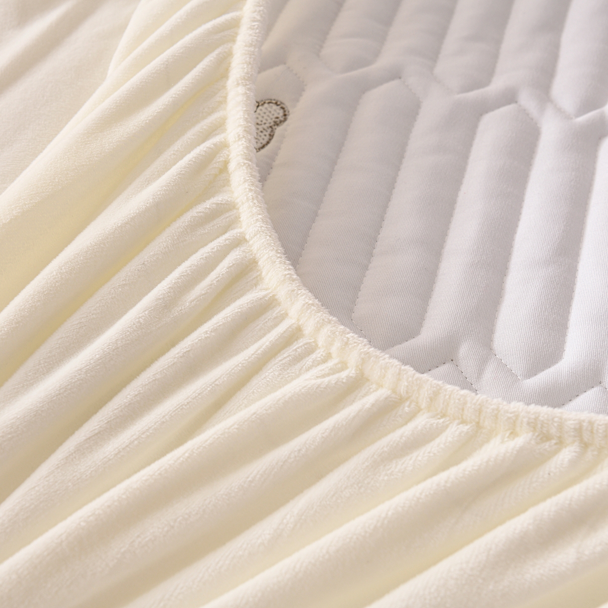 91家纺网 家纺一手货源 找家纺 推推家纺 2025新款刺绣夹棉宝宝绒床笠牛奶绒床垫保护套 三色熊-米白