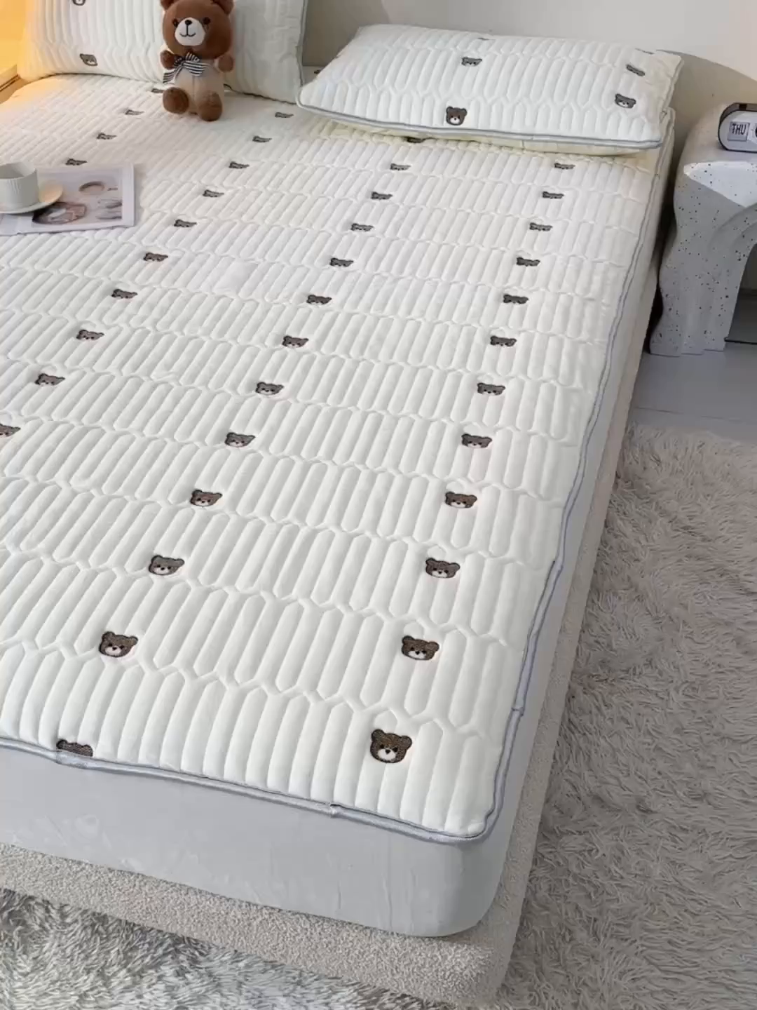 91家纺网 家纺一手货源 找家纺 推推家纺 2025新款刺绣夹棉宝宝绒床笠牛奶绒床垫保护套 三色熊-米白