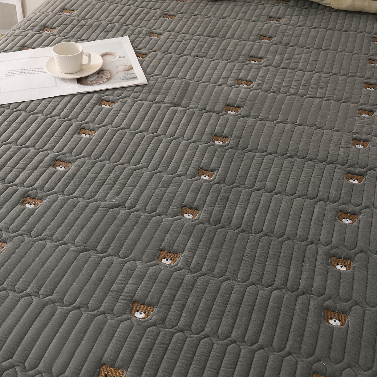 91家纺网 家纺一手货源 找家纺 推推家纺 2025新款刺绣夹棉宝宝绒床笠牛奶绒床垫保护套 三色熊-深灰