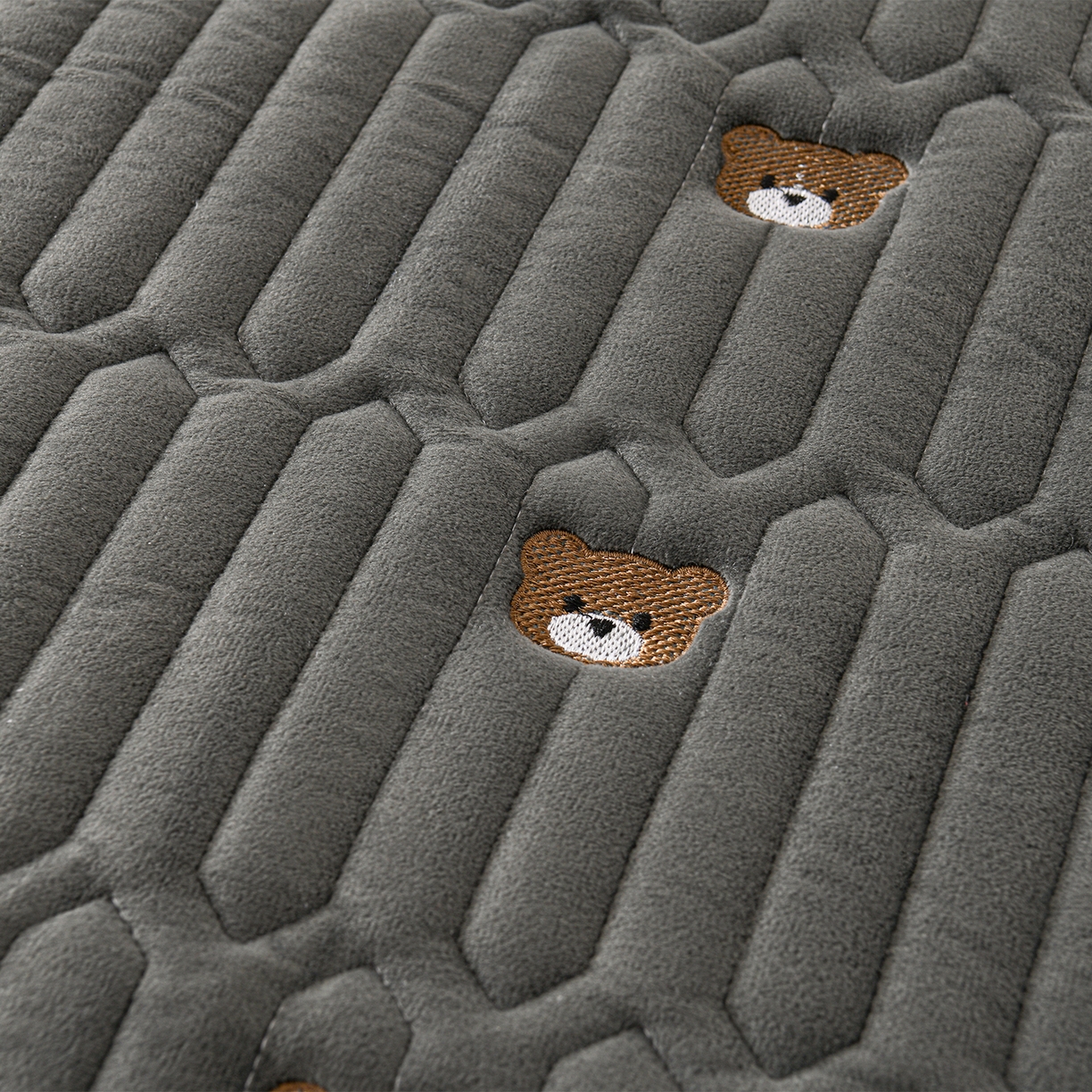 91家纺网 家纺一手货源 找家纺 推推家纺 2025新款刺绣夹棉宝宝绒床笠牛奶绒床垫保护套 三色熊-深灰