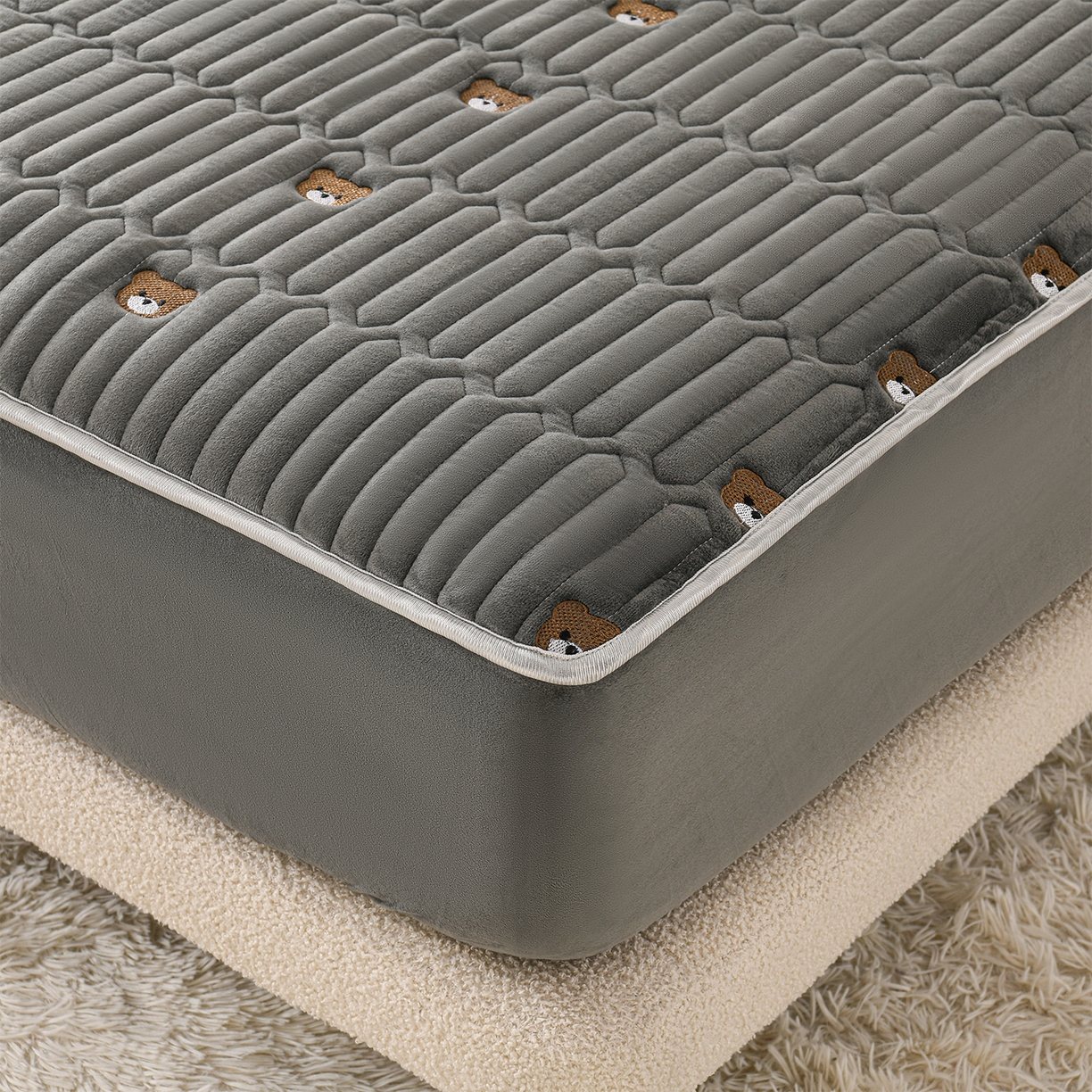 91家纺网 家纺一手货源 找家纺 推推家纺 2025新款刺绣夹棉宝宝绒床笠牛奶绒床垫保护套 三色熊-深灰