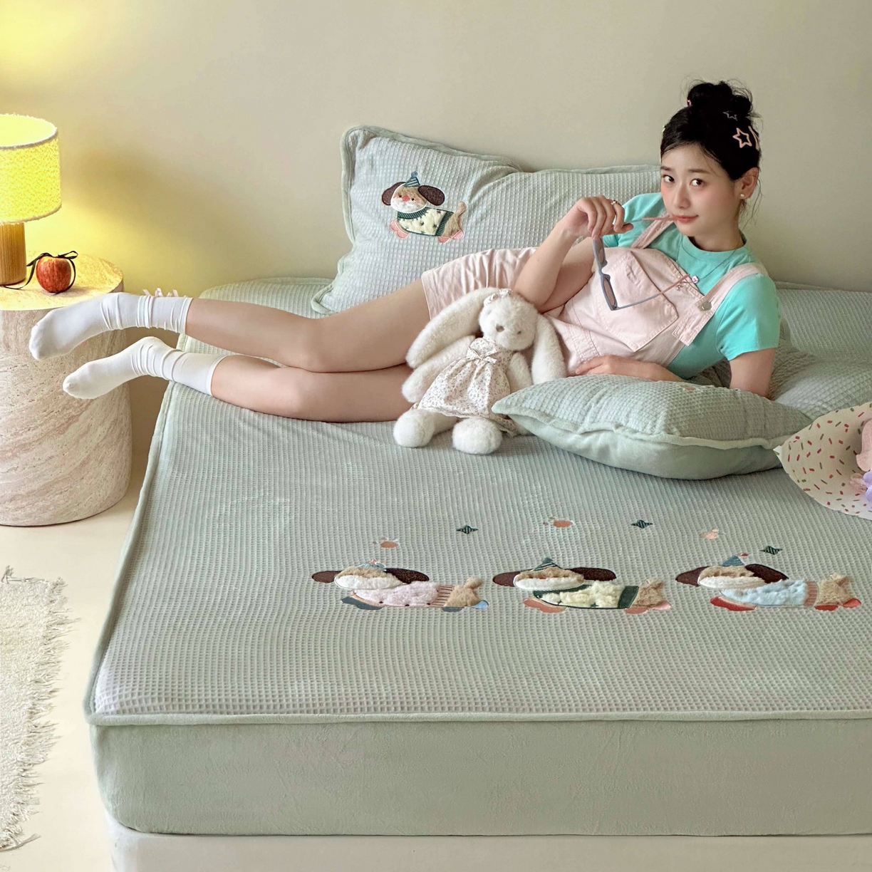 91家纺网 家纺一手货源 找家纺 Sweet dreams甜梦 2025新款华夫格绒兔毛贴布床笠三件套 三只小狗绿