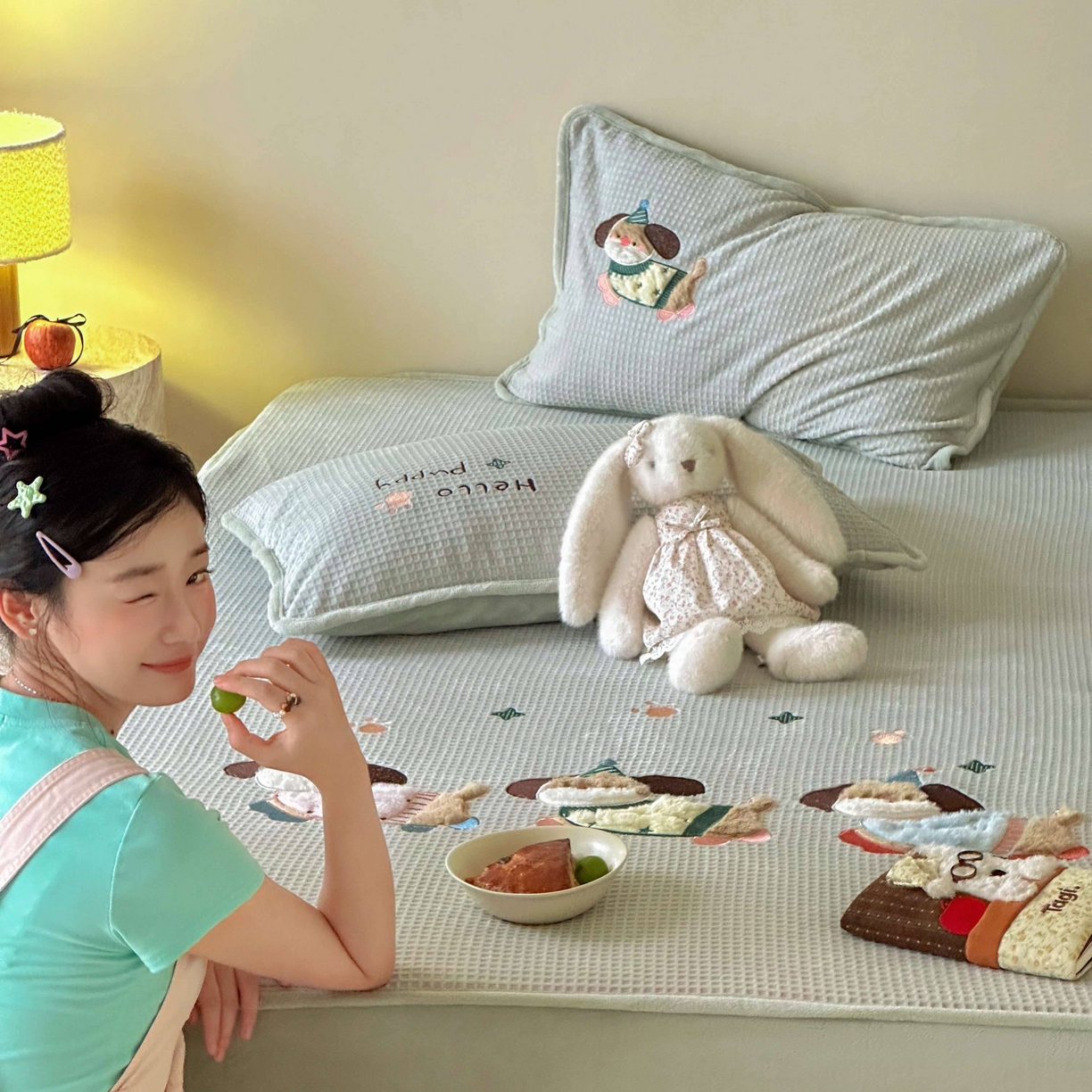 91家纺网 家纺一手货源 找家纺 Sweet dreams甜梦 2025新款华夫格绒兔毛贴布床笠三件套 三只小狗绿