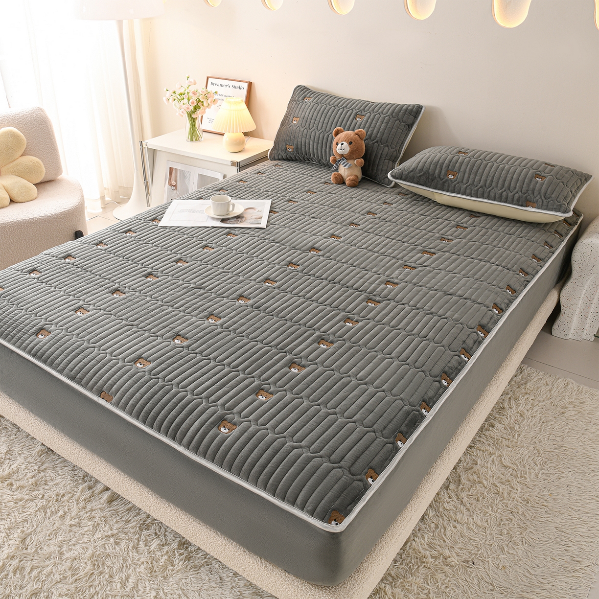 91家纺网 家纺一手货源 找家纺 推推家纺 2025新款刺绣夹棉宝宝绒床笠牛奶绒床垫保护套 三色熊-深灰