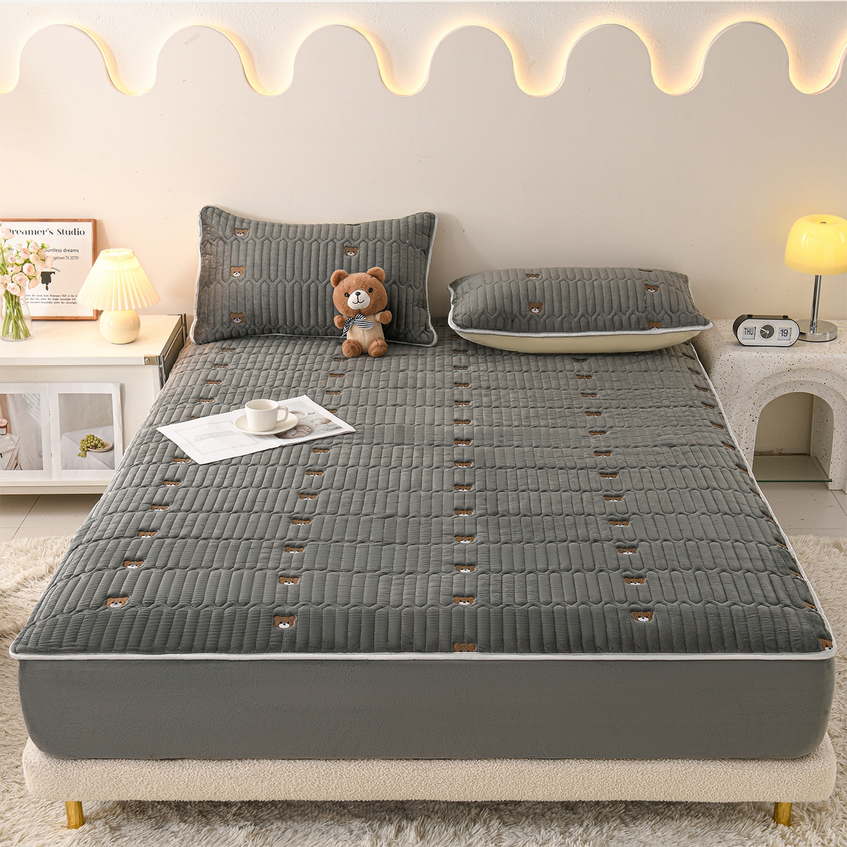 91家纺网 家纺一手货源 找家纺 推推家纺 2025新款刺绣夹棉宝宝绒床笠牛奶绒床垫保护套 三色熊-深灰