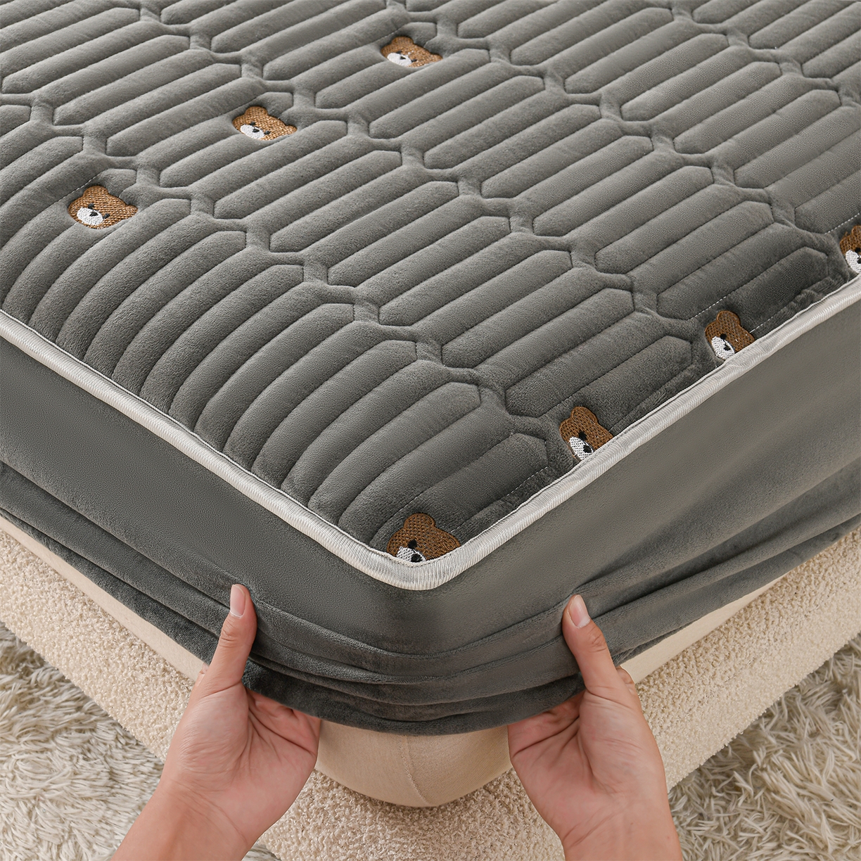 91家纺网 家纺一手货源 找家纺 推推家纺 2025新款刺绣夹棉宝宝绒床笠牛奶绒床垫保护套 三色熊-深灰