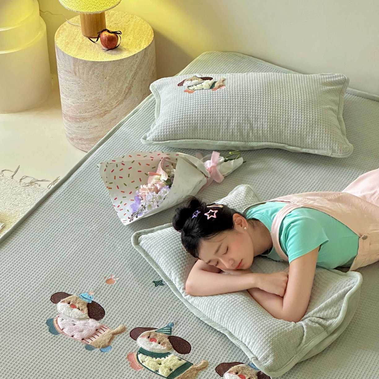 91家纺网 家纺一手货源 找家纺 Sweet dreams甜梦 2025新款华夫格绒兔毛贴布床笠三件套 三只小狗绿