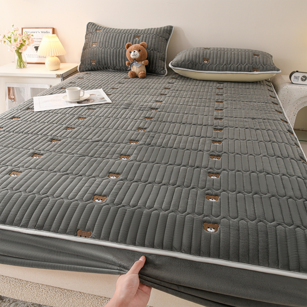 91家纺网 家纺一手货源 找家纺 推推家纺 2025新款刺绣夹棉宝宝绒床笠牛奶绒床垫保护套 三色熊-深灰