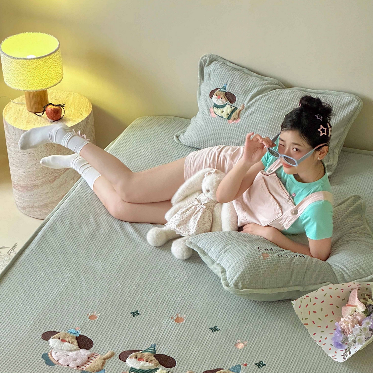 91家纺网 家纺一手货源 找家纺 Sweet dreams甜梦 2025新款华夫格绒兔毛贴布床笠三件套 三只小狗绿