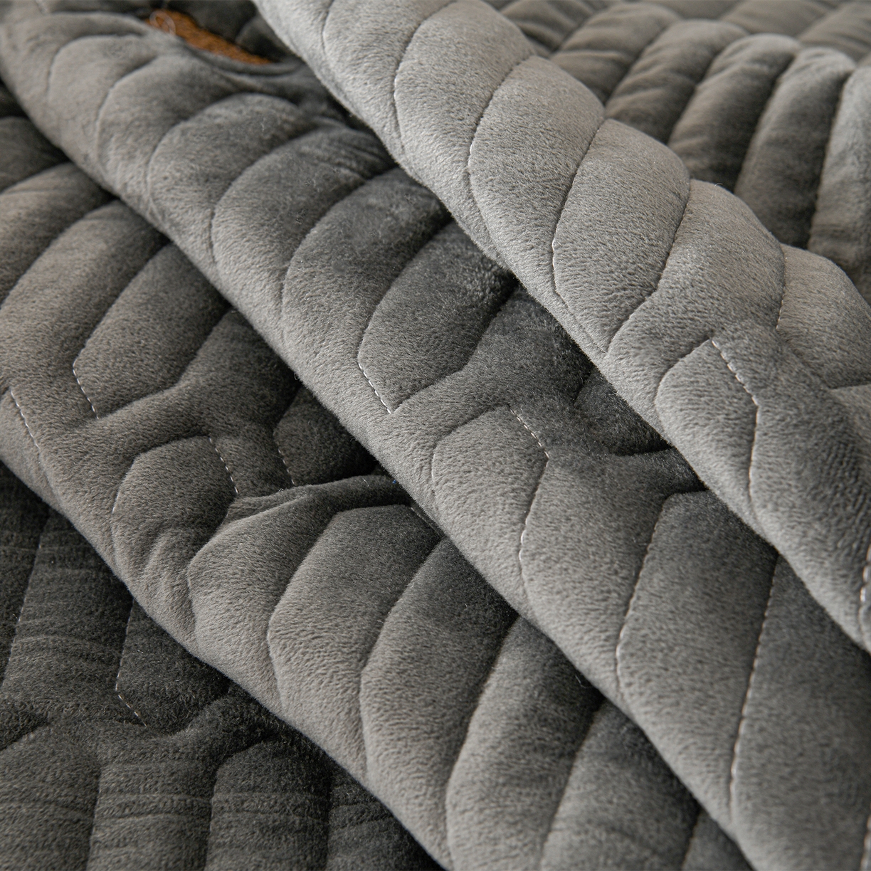 91家纺网 家纺一手货源 找家纺 推推家纺 2025新款刺绣夹棉宝宝绒床笠牛奶绒床垫保护套 三色熊-深灰