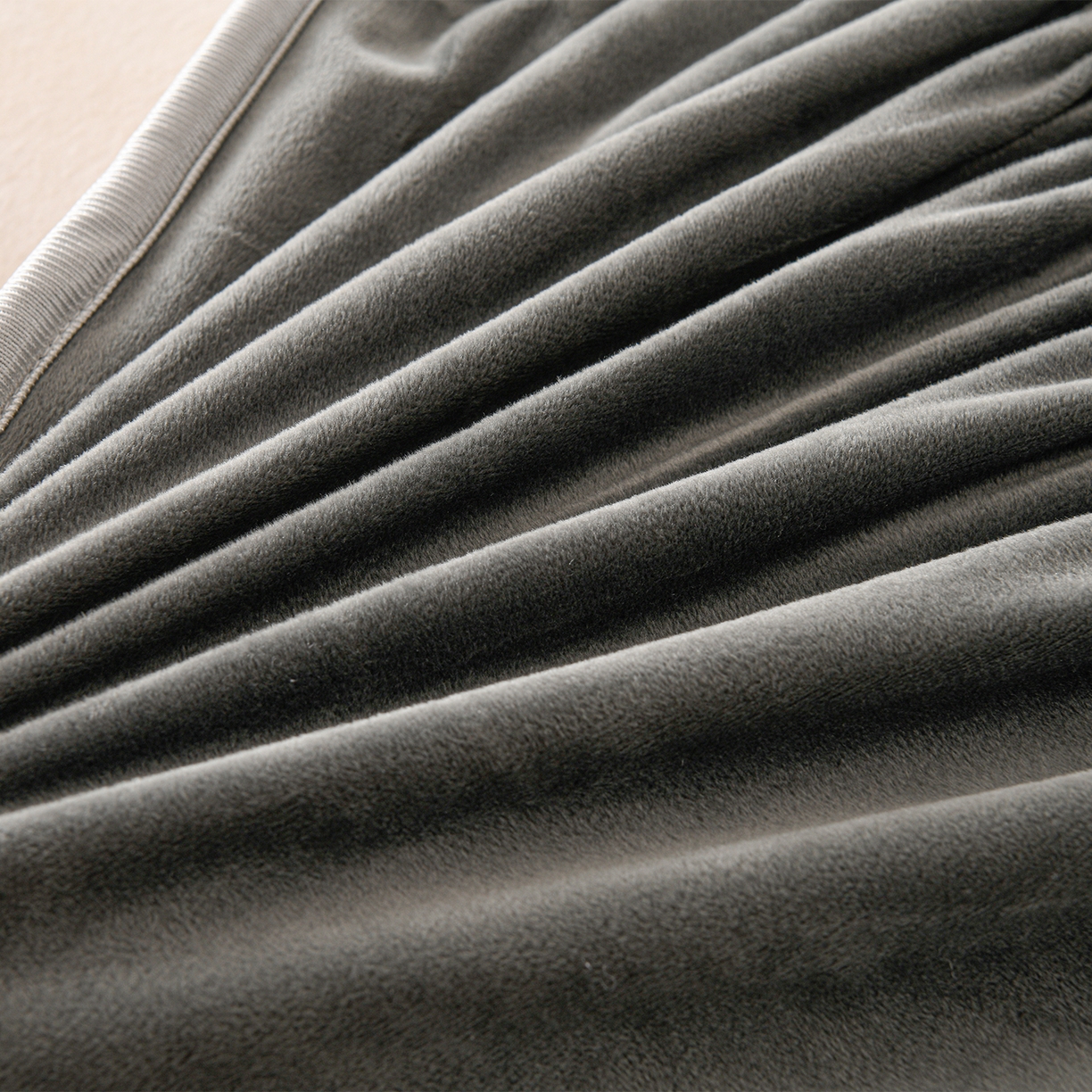 91家纺网 家纺一手货源 找家纺 推推家纺 2025新款刺绣夹棉宝宝绒床笠牛奶绒床垫保护套 三色熊-深灰