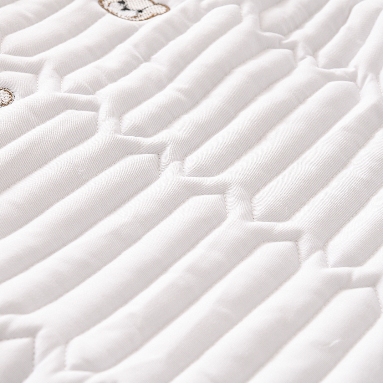 91家纺网 家纺一手货源 找家纺 推推家纺 2025新款刺绣夹棉宝宝绒床笠牛奶绒床垫保护套 三色熊-深灰