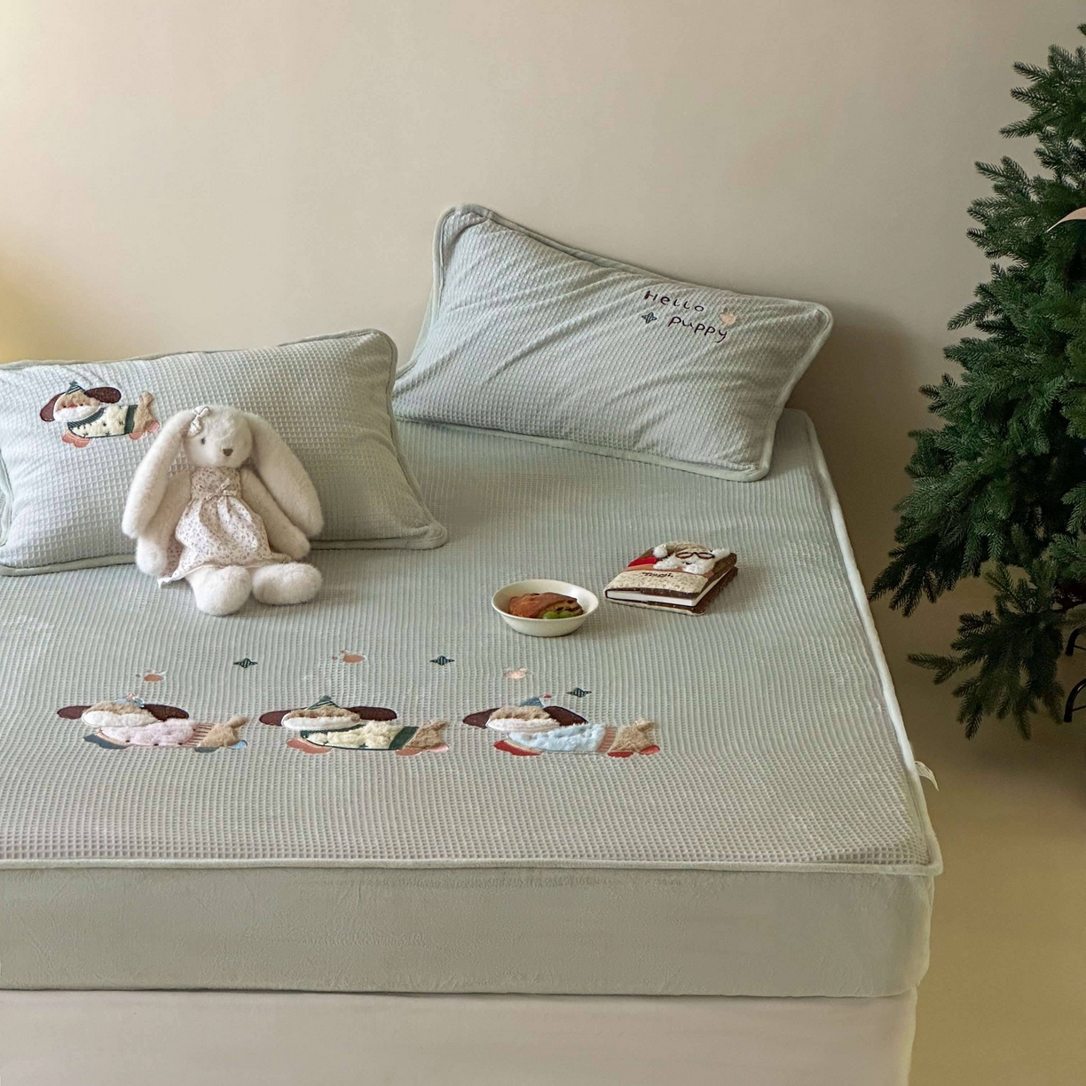 91家纺网 家纺一手货源 找家纺 Sweet dreams甜梦 2025新款华夫格绒兔毛贴布床笠三件套 三只小狗绿