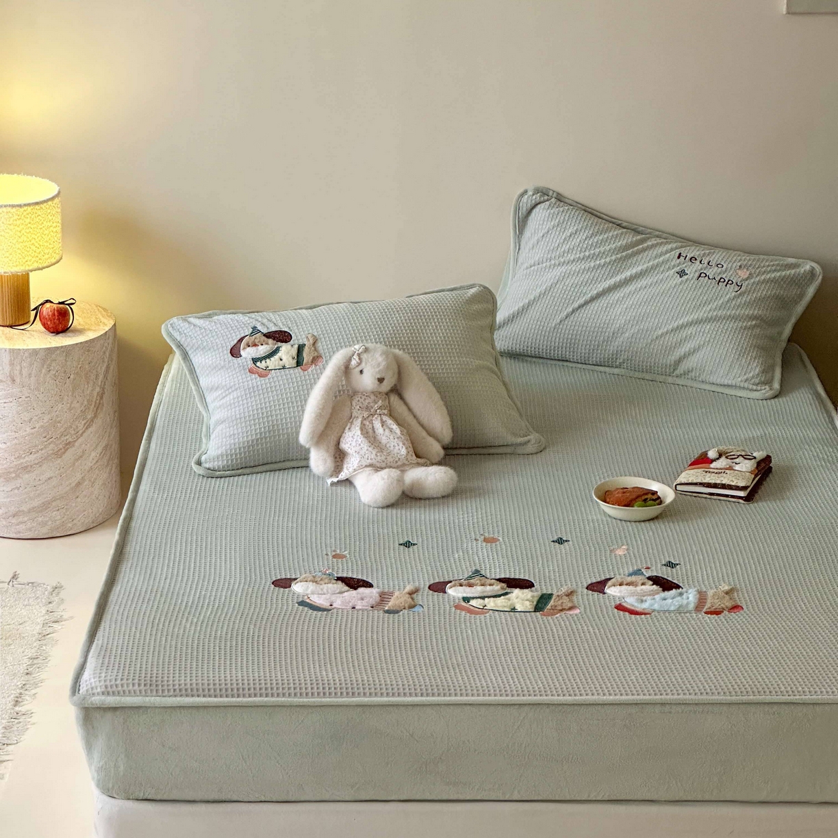 91家纺网 家纺一手货源 找家纺 Sweet dreams甜梦 2025新款华夫格绒兔毛贴布床笠三件套 三只小狗绿