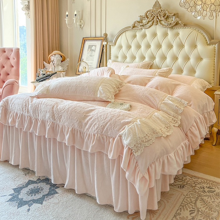 91家纺网 家纺一手货源 找家纺 （总）好儿喜家纺 2025新款法式雕花牛奶绒四件套床裙款-艾莉系列