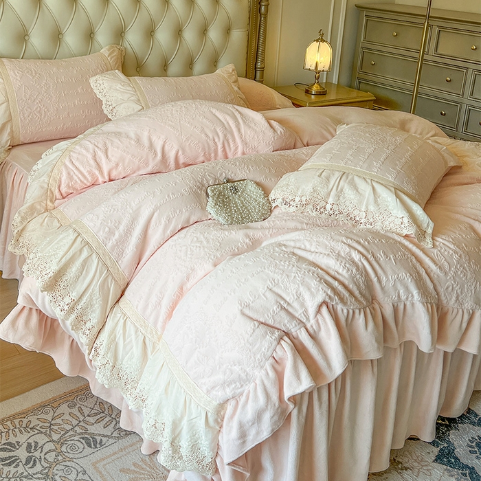 91家纺网 家纺一手货源 找家纺 （总）好儿喜家纺 2025新款法式雕花牛奶绒四件套床裙款-艾莉系列