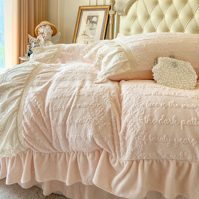 91家纺网 家纺一手货源 找家纺 （总）好儿喜家纺 2025新款法式雕花牛奶绒四件套床裙款-艾莉系列