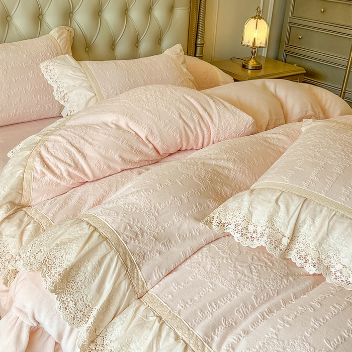 91家纺网 家纺一手货源 找家纺 （总）好儿喜家纺 2025新款法式雕花牛奶绒四件套床裙款-艾莉系列