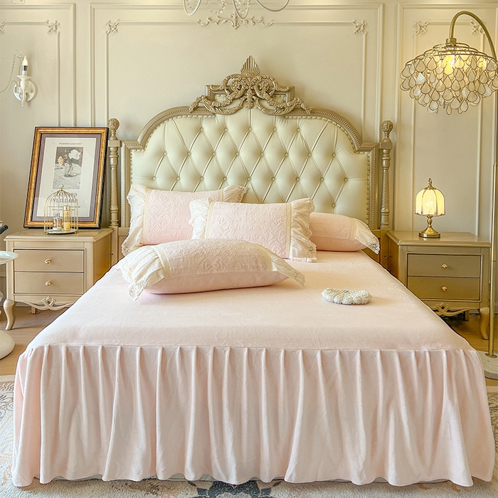 91家纺网 家纺一手货源 找家纺 （总）好儿喜家纺 2025新款法式雕花牛奶绒四件套床裙款-艾莉系列