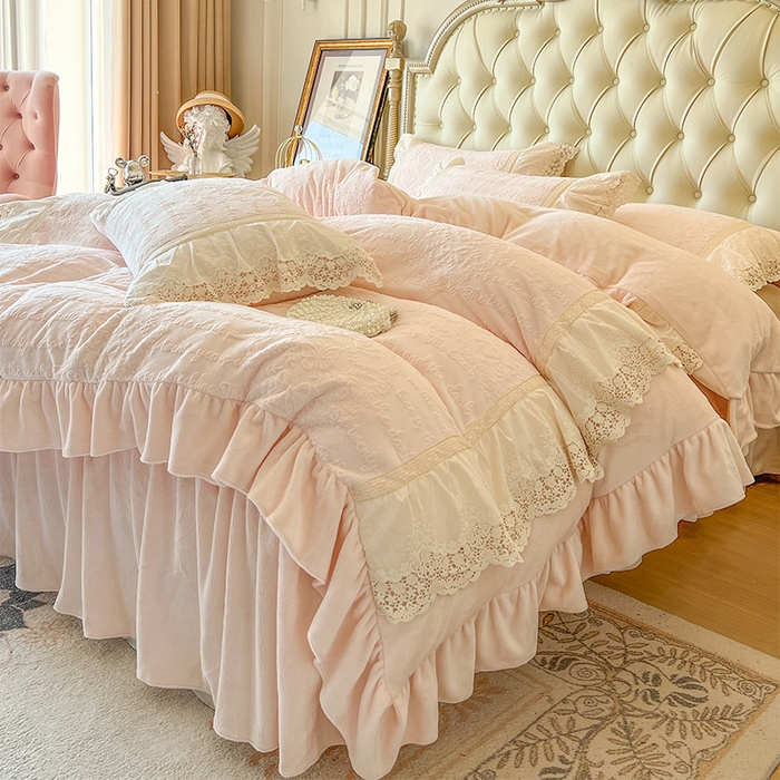 91家纺网 家纺一手货源 找家纺 （总）好儿喜家纺 2025新款法式雕花牛奶绒四件套床裙款-艾莉系列