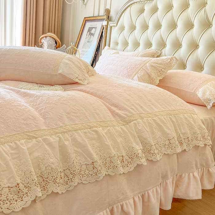 91家纺网 家纺一手货源 找家纺 （总）好儿喜家纺 2025新款法式雕花牛奶绒四件套床裙款-艾莉系列