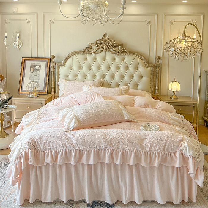 91家纺网 家纺一手货源 找家纺 （总）好儿喜家纺 2025新款法式雕花牛奶绒四件套床裙款-艾莉系列