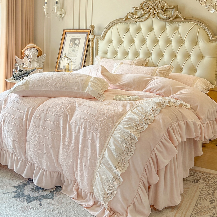 91家纺网 家纺一手货源 找家纺 （总）好儿喜家纺 2025新款法式雕花牛奶绒四件套床裙款-艾莉系列