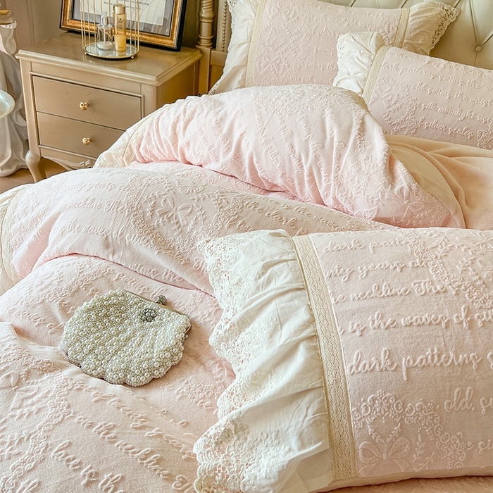 91家纺网 家纺一手货源 找家纺 （总）好儿喜家纺 2025新款法式雕花牛奶绒四件套床裙款-艾莉系列