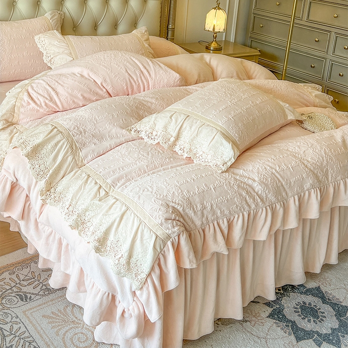 91家纺网 家纺一手货源 找家纺 （总）好儿喜家纺 2025新款法式雕花牛奶绒四件套床裙款-艾莉系列