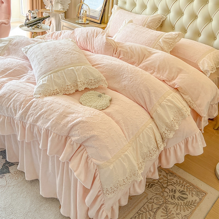 91家纺网 家纺一手货源 找家纺 （总）好儿喜家纺 2025新款法式雕花牛奶绒四件套床裙款-艾莉系列