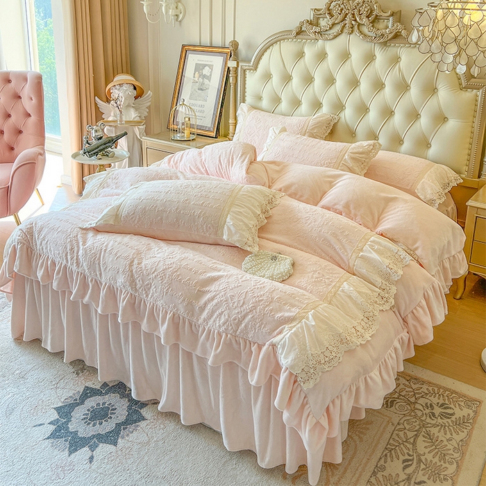 91家纺网 家纺一手货源 找家纺 （总）好儿喜家纺 2025新款法式雕花牛奶绒四件套床裙款-艾莉系列